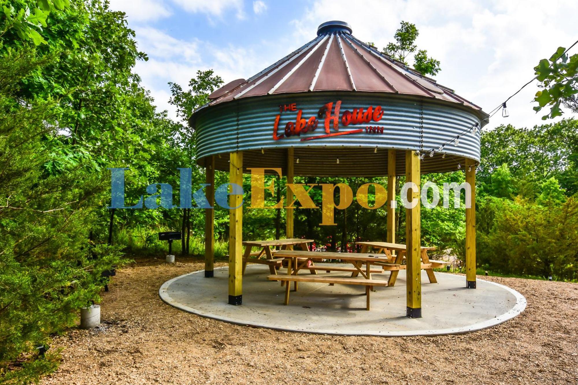 The Lake House Inn Laurie エクステリア 写真